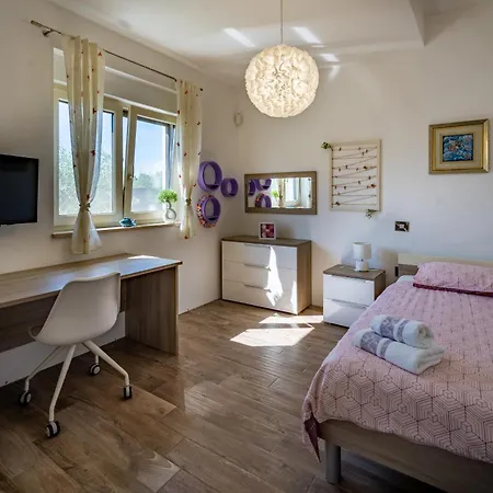 Villa Luen Near With Large Garden And Private Pool For Families Pula