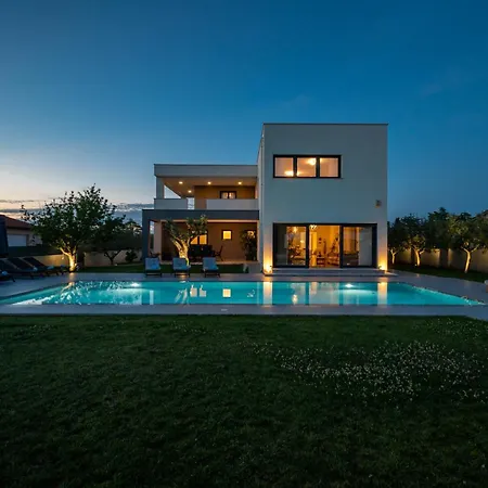 Luen Near With Large Garden And Private Pool For Families Pula
