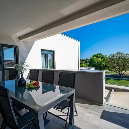 Luen Near With Large Garden And Private Pool For Families Villa