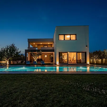 Villa Luen Near With Large Garden And Private Pool For Families *