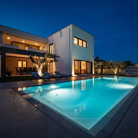 Luen Near With Large Garden And Private Pool For Families