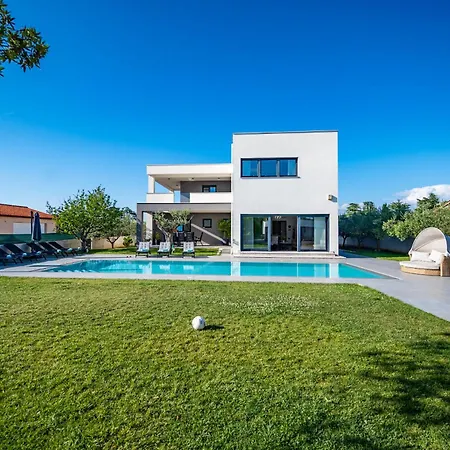 Villa Luen Near With Large Garden And Private Pool For Families