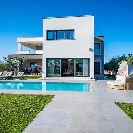 Luen Near With Large Garden And Private Pool For Families Willa Pula