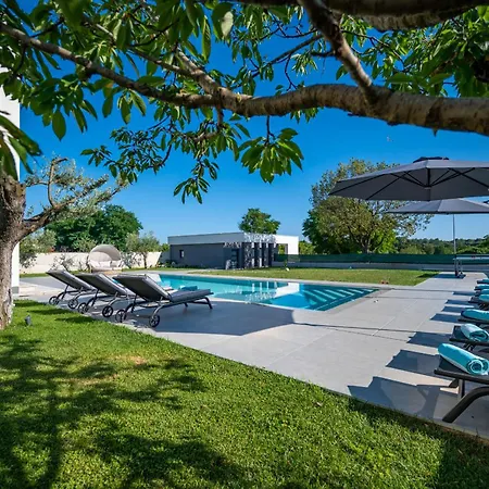 Luen Near With Large Garden And Private Pool For Families Villa *