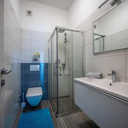 Luen Near With Large Garden And Private Pool For Families וילה פולה