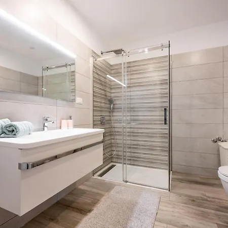 Luen Near With Large Garden And Private Pool For Families פולה