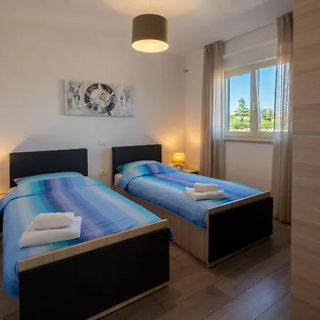 Luen Near With Large Garden And Private Pool For Families * פולה
