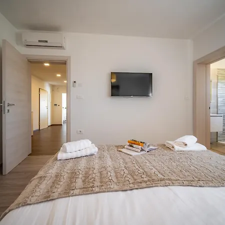Luen Near With Large Garden And Private Pool For Families וילה