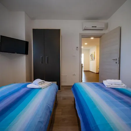 Luen Near With Large Garden And Private Pool For Families * פולה