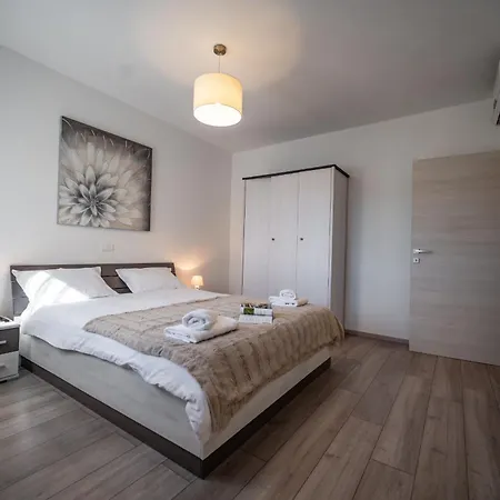 Luen Near With Large Garden And Private Pool For Families פולה