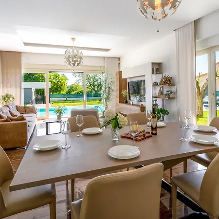 Luen Near With Large Garden And Private Pool For Families וילה פולה