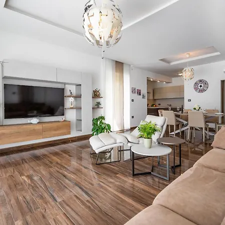 Luen Near With Large Garden And Private Pool For Families וילה