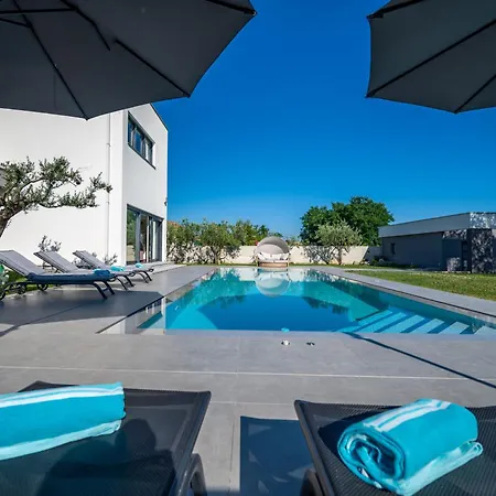 Luen Near With Large Garden And Private Pool For Families וילה *