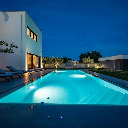 Luen Near With Large Garden And Private Pool For Families * פולה