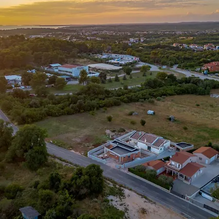 Luen Near With Large Garden And Private Pool For Families וילה פולה