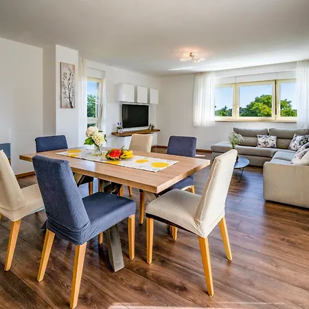 Luen Near With Large Garden And Private Pool For Families וילה *
