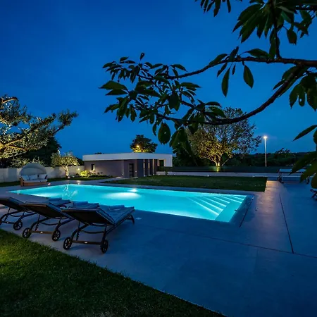 Luen Near With Large Garden And Private Pool For Families * פולה