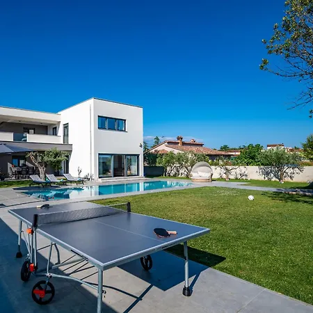 Luen Near With Large Garden And Private Pool For Families וילה פולה