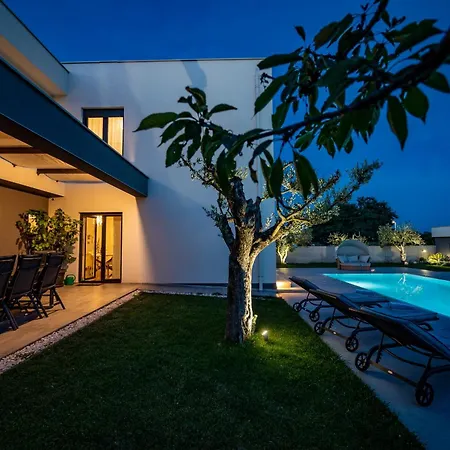Luen Near With Large Garden And Private Pool For Families פולה