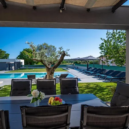 Luen Near With Large Garden And Private Pool For Families * פולה