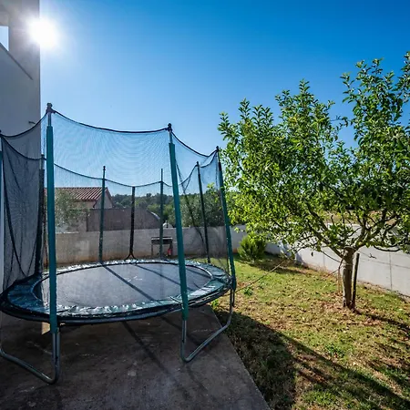 Luen Near With Large Garden And Private Pool For Families פולה